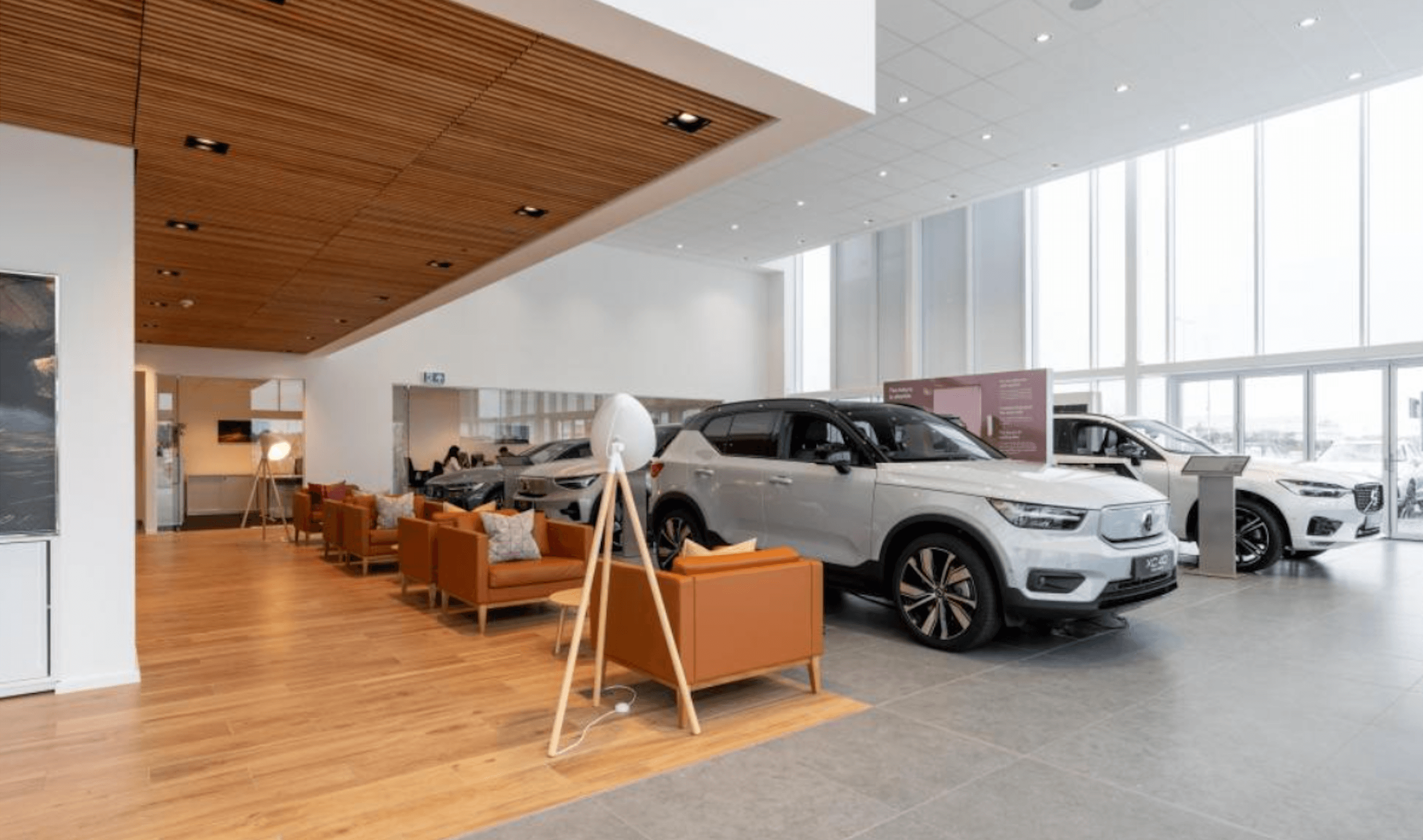 Are car buyers still choosing dealerships over online‑only sales? – 2024 insights