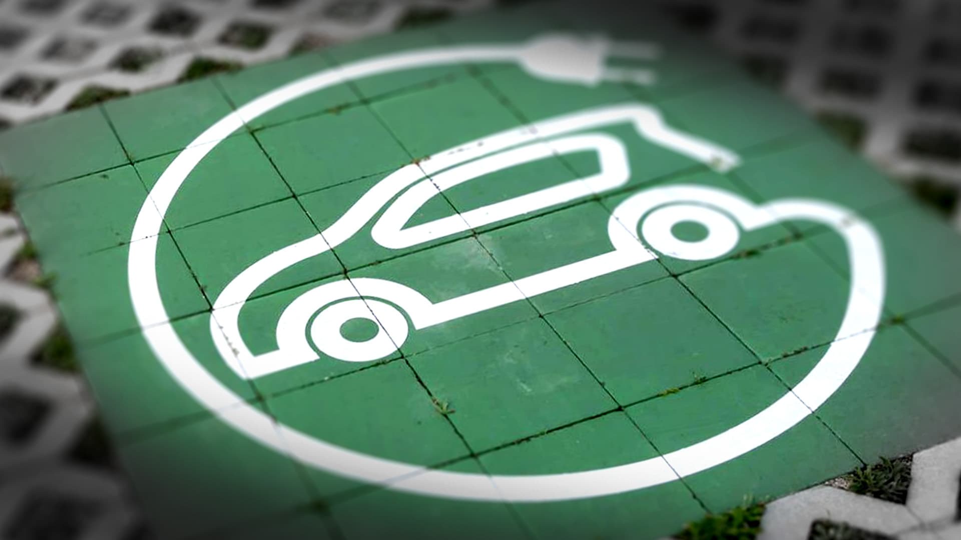 cross‑pavement electric vehicle charging point installed on a city pavement