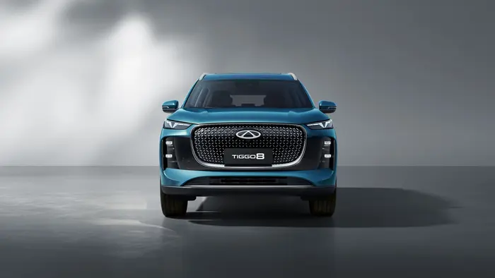 plug-in hybrid SUV on a road illustrating weight‑tax discussion