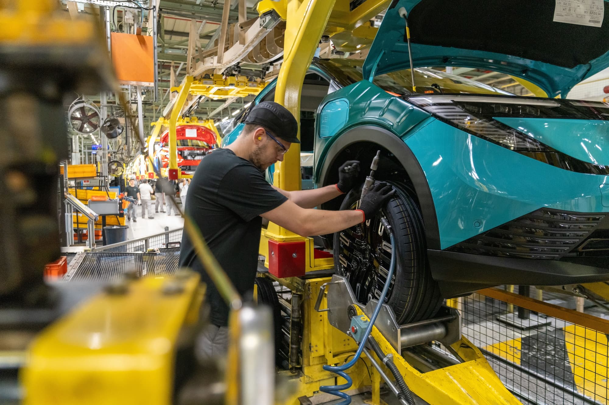 UK Car Manufacturing Declines 15% in 2025 – Is a Turnaround Coming?